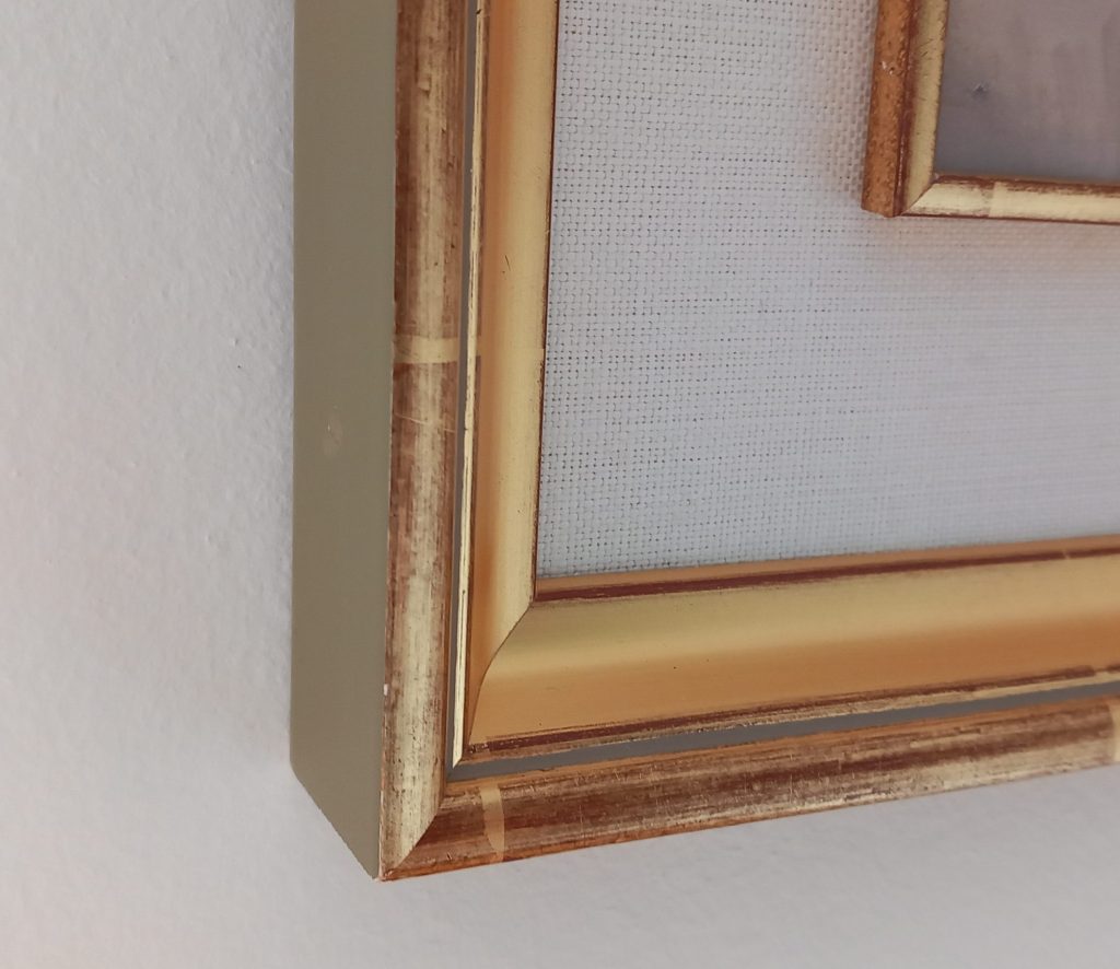 Détail de baguette moulurée dorée à la feuille d'or